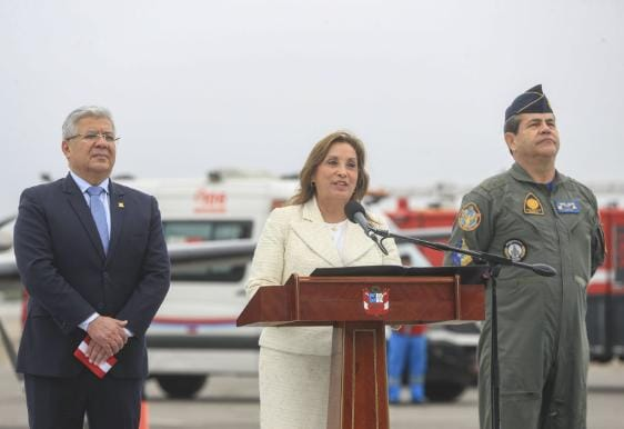 lanoticiaperu_'s tweet photo. #Política || ✈️ La presidenta Dina Boluarte presentó nuevas aeronaves para la Fuerza Aérea del Perú, resaltando la importancia de modernizar y fortalecer a las Fuerzas Armadas.
Además, informó que la economía peruana creció 3.3 % en el primer semestre, una de las tasas más altas de Latinoamérica, impulsada por el gasto privado.

📰 Más información 👇 https://t.co/1w3A8GUW7T

#LaNoticiaPerú #DinaBoluarte