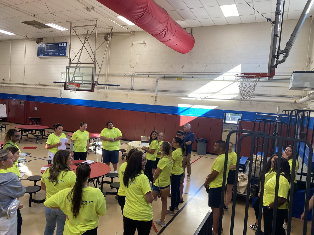 derbypssuper's tweet image. Excited to kick off our @Irving_School Kindergarten Canvas! Our amazing staff is going door to door to welcome our new kindergartners and their families for the upcoming school year. Let&apos;s make this journey memorable together! @EducateCT @ValleyIndy