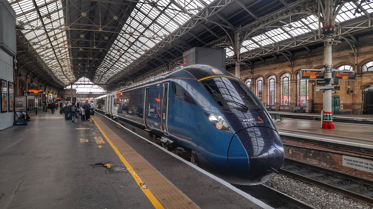 SpotterIan's tweet image. 805005 at Preston Station,terminated.     24/8/25 #photofix #class805 @RobertsGarstang @stuartpharrison @SiemoneitPeter @StevenHughes129