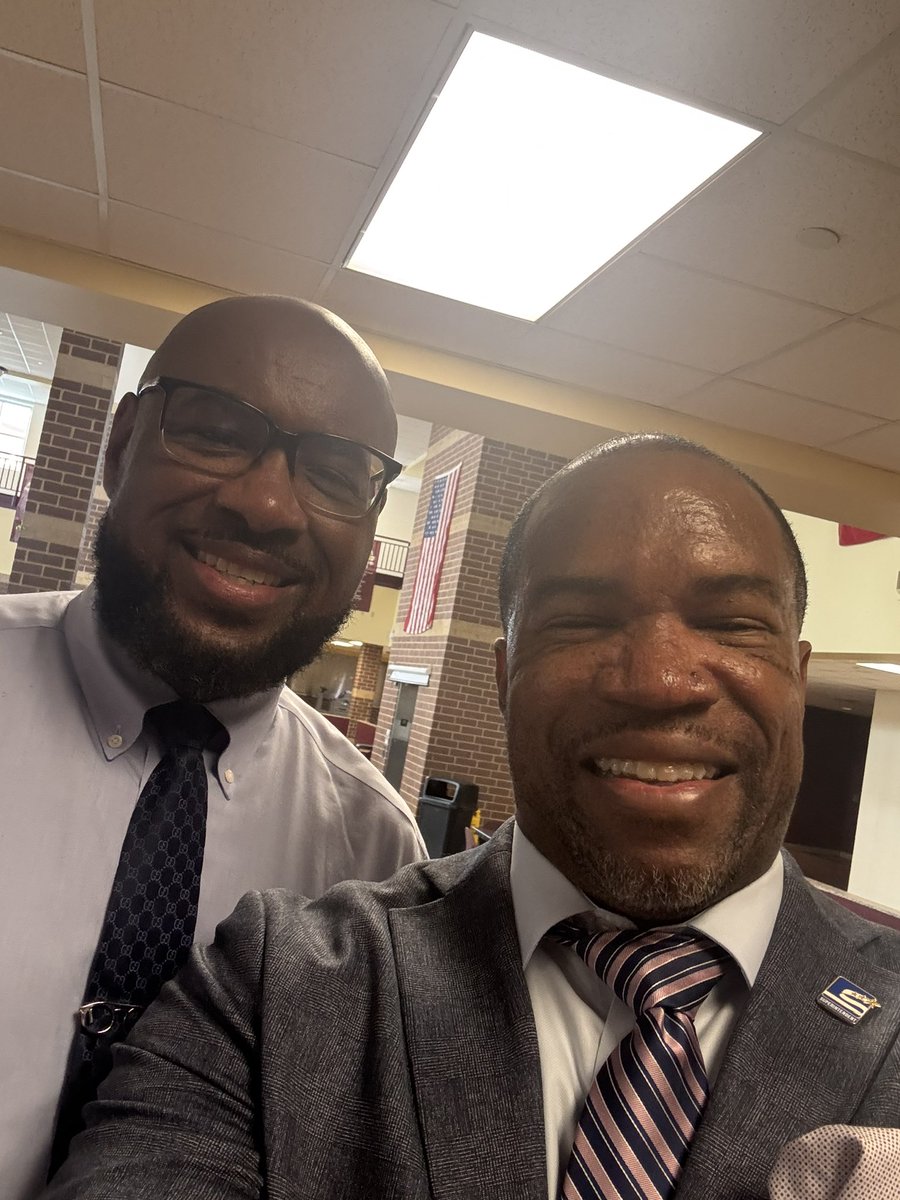 drjbg3's tweet image. I love how @kingsforkhs celebrates student achievement and academic excellence with the history of the valedictorians!!! Great job Mr. Bryant!!! #SPSCreatesAchievers #WhereExcellenceIsRealized