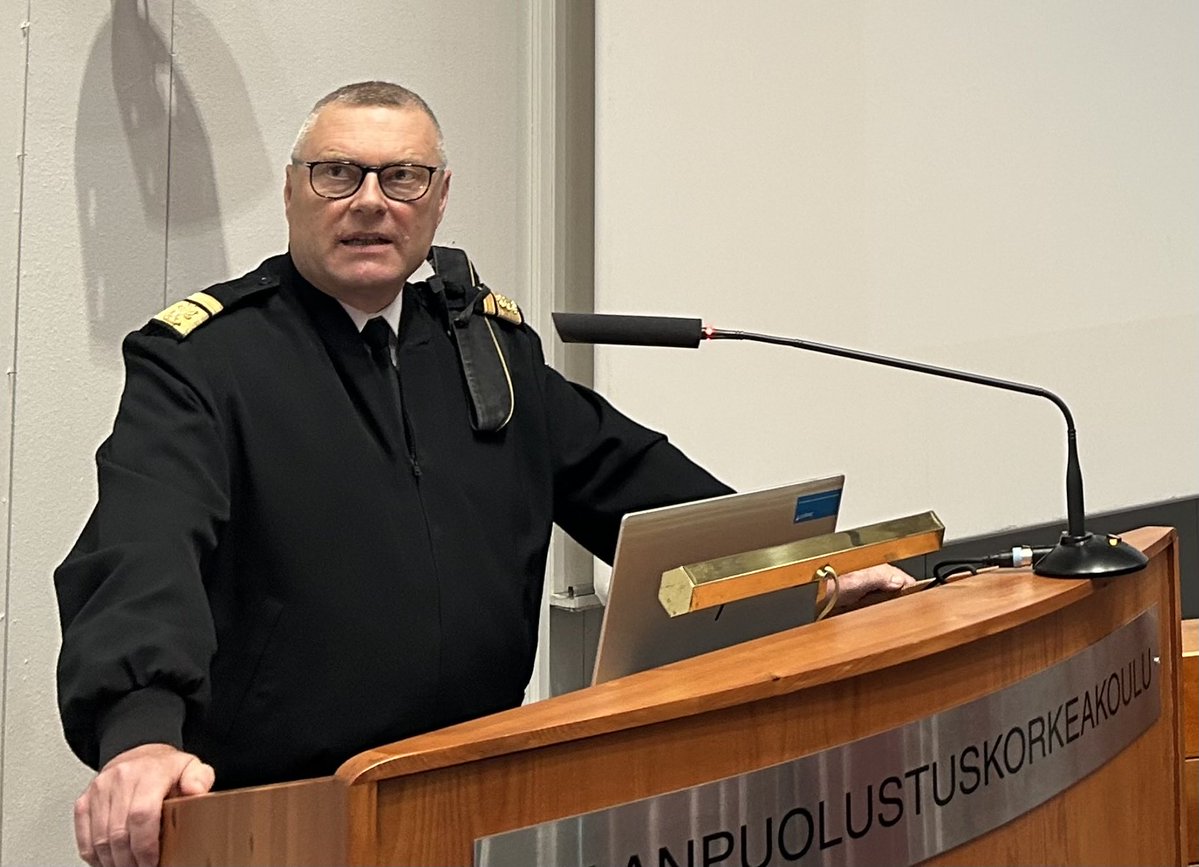 Kadettikoulun johtaja (@kadkjoht) on Twitter photo Puolustusvoimien ja Rajavartiolaitoksen johto sekä maa-, meri- ja ilmavoimien komentajat kävivät tänään antamassa viimeiset evästykset perjantaina valmistuvalle 109/92. kadettikurssille.
#Kadettikoulu <a href="/mpkkfi/">Maanpuolustuskorkeakoulu</a> <a href="/Finnchod/">PVKOM Janne Jaakkola</a> <a href="/Puolustusvoimat/">Puolustusvoimat</a> Puolustusvoimien ja Rajavartiolaitoksen johto sekä maa-, meri- ja ilmavoimien komentajat kävivät tänään antamassa viimeiset evästykset perjantaina valmistuvalle 109/92. kadettikurssille.
#Kadettikoulu <a href="/mpkkfi/">Maanpuolustuskorkeakoulu</a> <a href="/Finnchod/">PVKOM Janne Jaakkola</a> <a href="/Puolustusvoimat/">Puolustusvoimat</a> 