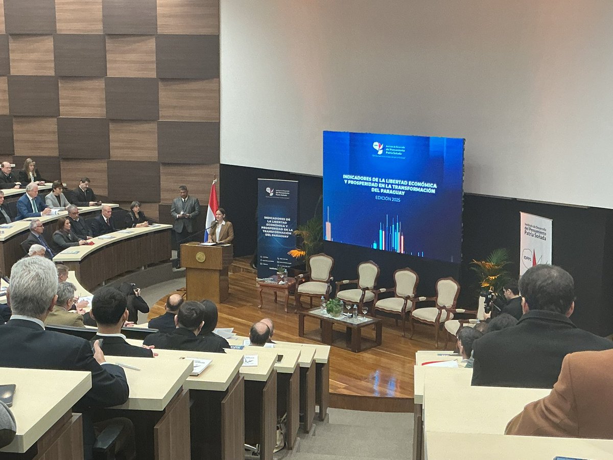 IDPPSpy's tweet photo. Inicia el acto con las palabras de apertura de la Mgtr Carmen Marín representante del Banco Central del Paraguay (BCP), destacando la importancia de estos indicadores para comprender el rumbo económico del país.
#ILE2025 #TransformaciónParaguay #IDPPS https://t.co/J07v7rcyO4