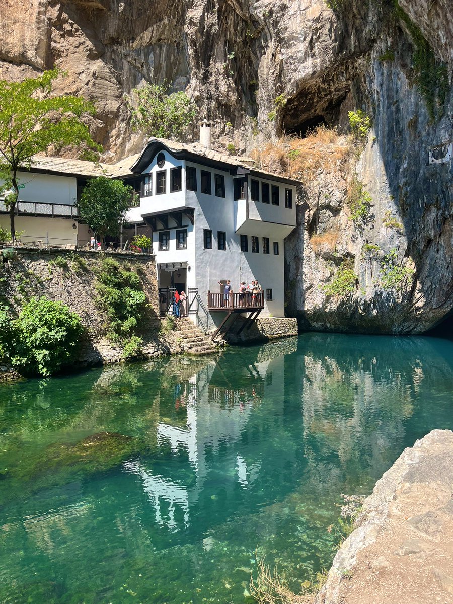 bir sene olmadı, aynı yollardan geçiyor, aynı yerlerde duruyorum. ama ben aynı ben değilim. 
08.25/Bosna Hersek