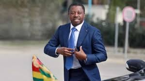 🇹🇬 Trois mois et demi après la démission du 2 mai, le Togo attend toujours son nouveau gouvernement.
Faure Gnassingbé, président du Conseil des ministres, n’a toujours rien annoncé.
👉 Opposition : signe de blocage et de contestation persistante de la nouvelle Constitution.
👉
