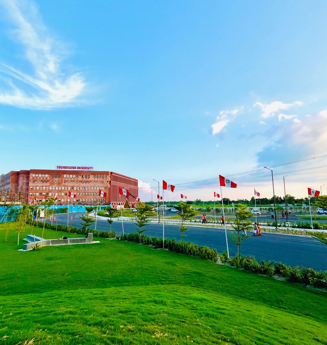 CUUttarPradesh's tweet image. At Chandigarh University, Uttar Pradesh, the campus itself is an art, where lush greenery meets #modernarchitecture to create an inspiring environment.

Every architectural detail here reflects the university’s commitment to nurturing talent and forward-thinking ideas, making…