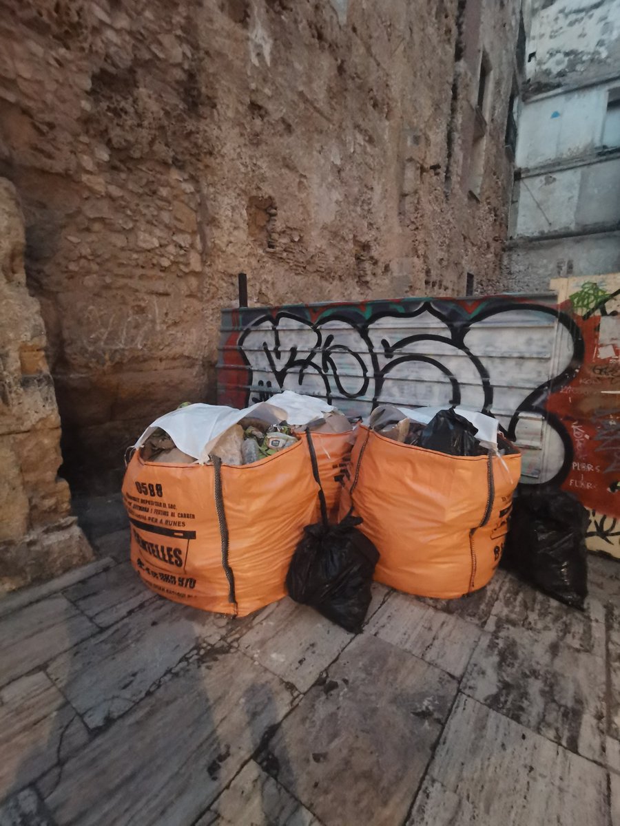 Tarragona, l’única ciutat Patrimoni de la Humanitat on és legal llençar a la runa carreus de pedra. #Tarragoninament