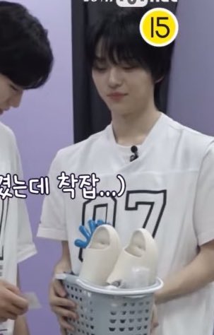 펑진위 선물 받을 생각에 이렇게나
신났엇는데 욕실세트……………..받고 시무룩 됨