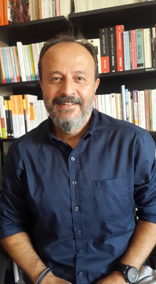 unsalunlu's tweet photo. Ben 10 yıl önce bir mesleğime, gazeteciliğe devam edebilmek için bir hayal kurdum. 37 kişinin izlediği bir yayınla yola çıktım.
Azken çok olduk, yüzbinlere ulaştık bugün...
Patronsuz Yayın bugün 10 yaşını doldurdu.
Eğmeden, bükmeden, kötüye 'kötü' iyiye 'iyi' demek için taraf tutmadan, izleyicisinin dışında hiçbir yere sırtını dayamadan...
10 yıldır yayın kapanışında söylediğim Brecht'in meşhur dizeleri artık Türkiye'nin her yerinde bağırarak söylendiğine göre "bir arpa boyundan" çok daha fazla yol yürümüşüz birlikte...
Güzel kutlama mesajlarınıza tek tek yanıt veremediğim için lütfen bağışlayın beni.
Dost ellerini omuzumdan eksik etmeyen herkese çok teşekkür ederim.
Nice nice yıllara, hep birlikte.
Çünkü:
"Kurtuluş yok tek başına, ya hep beraber ya hiçbirimiz!"