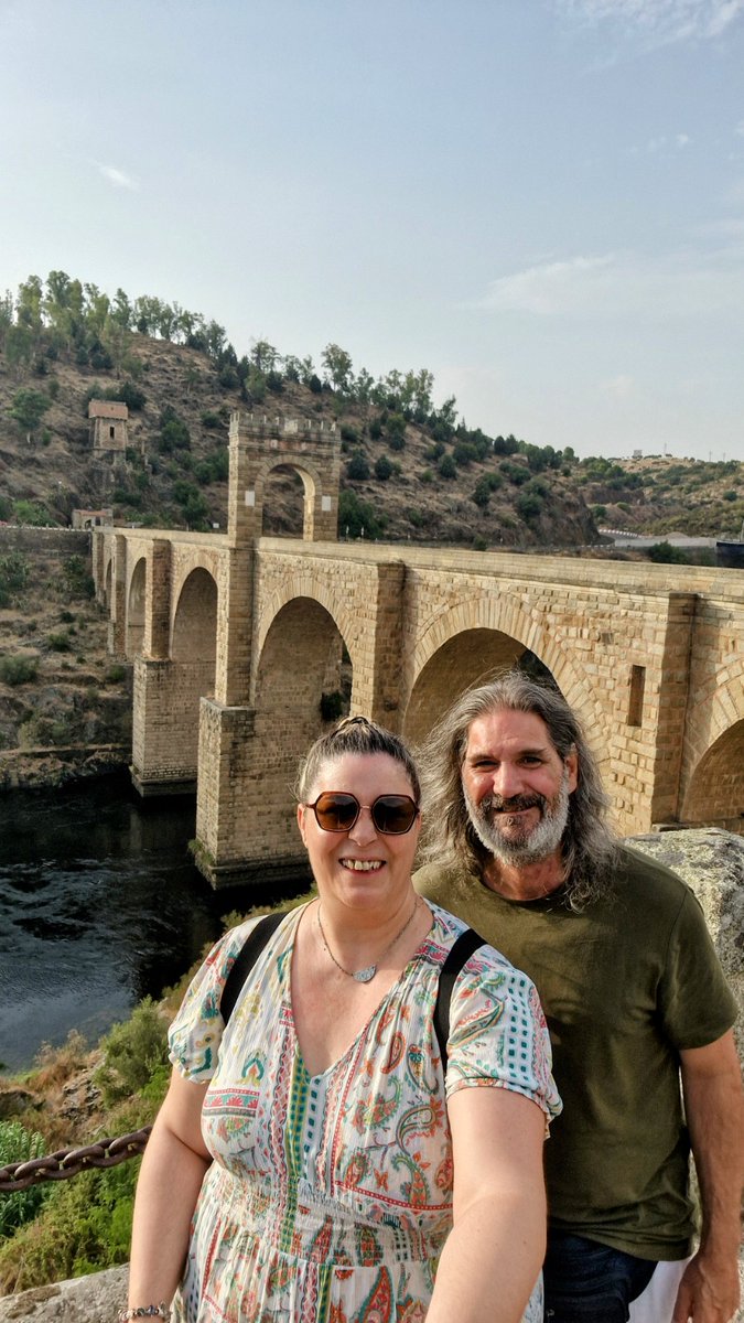 Un puente romano que desafía al Tajo desde hace 2.000 años, conventos, sinagogas, naturaleza salvaje y hasta una piscina en una cantera.

Eso es Alcántara.

👉 Guía completa aquí: vivelavidaroca.com/que-ver-alcant…

#Alcántara #Extremadura #ViajarPorEspaña