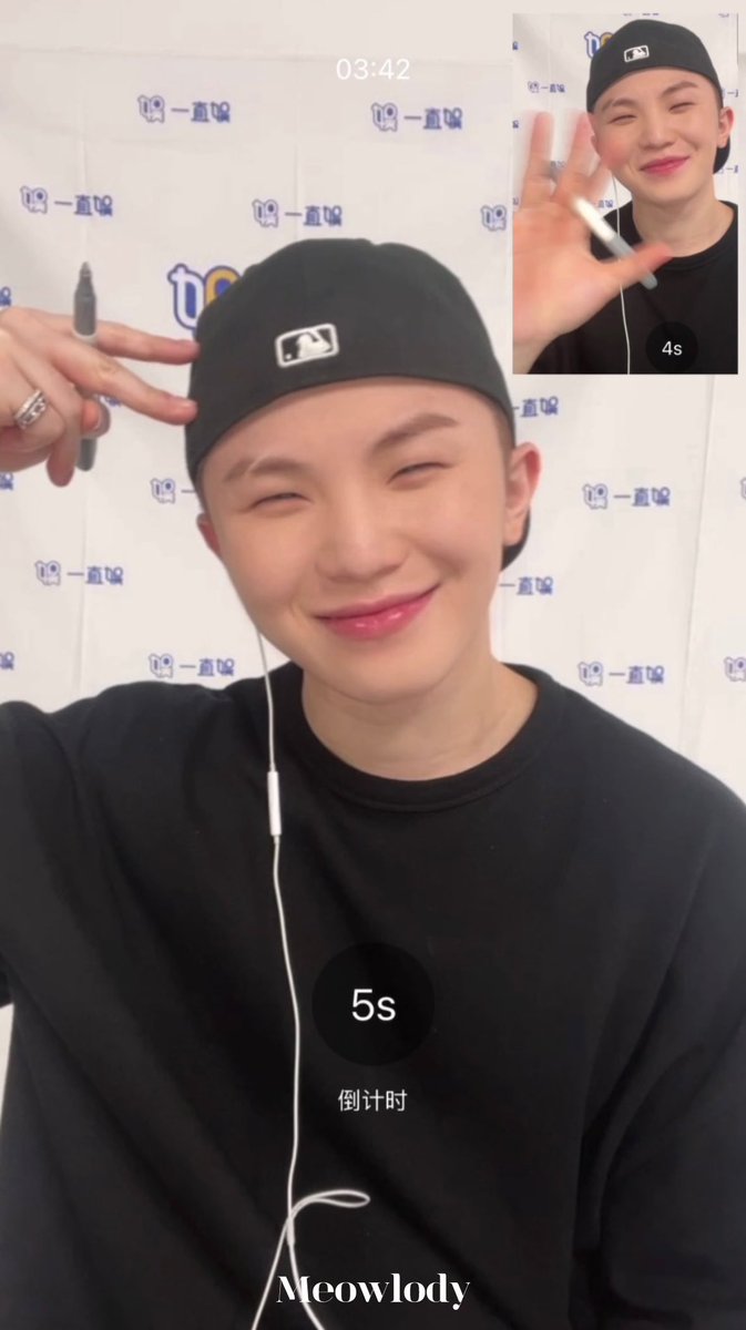 WOOZI FOR TODAY'S FANSIGN!!!!! OH HES SO SMILEY SO HAPPY 🥹🥹🥹 

cr meowlody_17