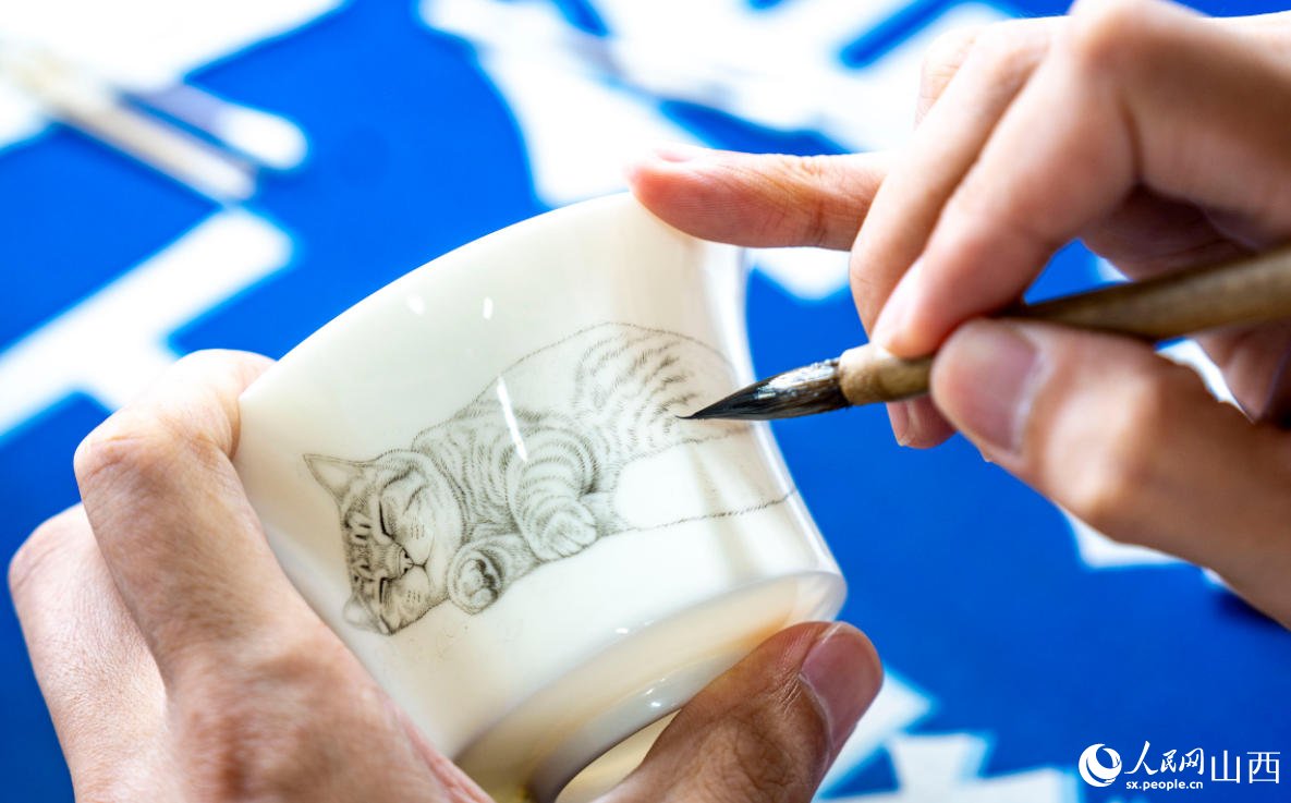 VoiceofPD's tweet image. Inheritors dedicated to reviving traditional porcelain in N China's Shanxi

Nestled in Bayi town, Shangdang district, Changzhi city, north #China's #Shanxi Province, the Bayi kiln is one of the earliest sites in China producing Honglyucai (red and green color) #porcelain.

More