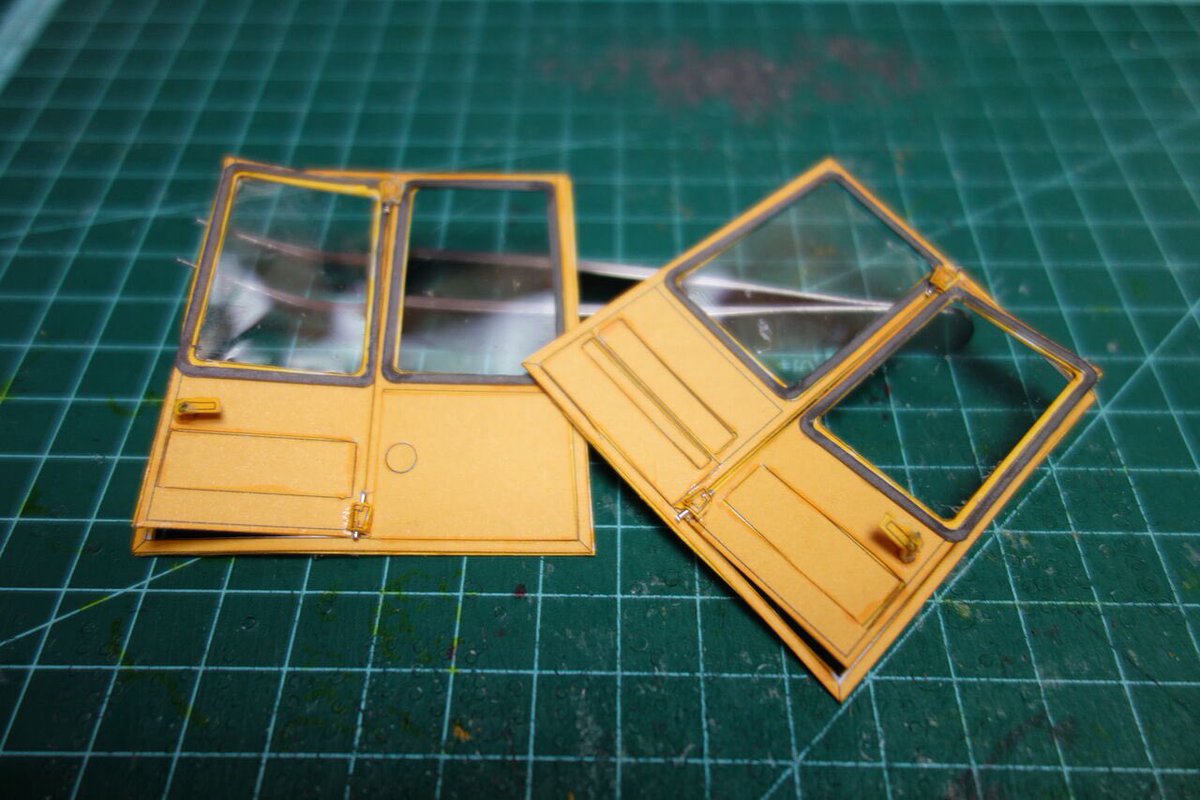 運転席のボディを作っています。両側面が出来ました😊　#カードモデル　#dt75ml        blog.livedoor.jp/nknknknk330/ar…