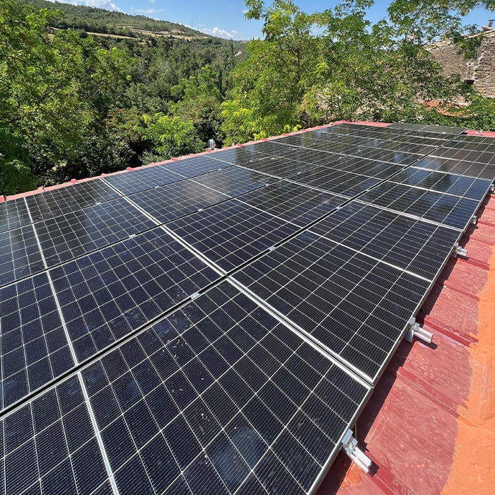 Proyecto compuesto por 21 placas fotovoltaicas👌 Una #instalación monofásica que genera☀️ un total de 10kW. El proyecto también incorpora un #inversor Victron👍 Instalación totalmente aislada con un generador de gasoil para ocasiones en las que la #producción no sea suficiente😉