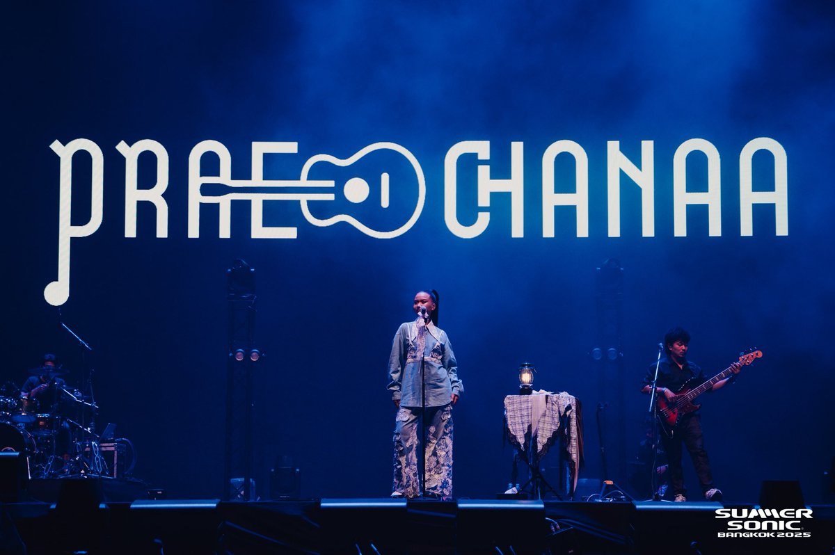 Summersonic_bkk's tweet photo. 🎸 THONBURI STAGE roared with #PraeChanaa powerful vocals. Her voice filled the hall and left everyone deeply moved 💫
Summer Sonic Bangkok 2025
🗓️ August 23-24, 2025
📍IMPACT Challenger hall 1-3
#summersonic #summersonicbangkok #summersonicbkk2025 https://t.co/HgWUP70Zk4