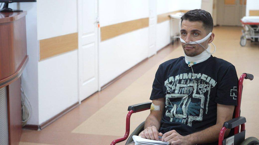 SythUK's tweet image. This Ukrainian soldier went through hell 😔 

With his throat cut and thrown into a pit, he crawled for 5 days to Ukrainian positions. 

He survived torture by Russian troops and managed to escape from captivity. 

What he said was that the first guys who were captured 🧵