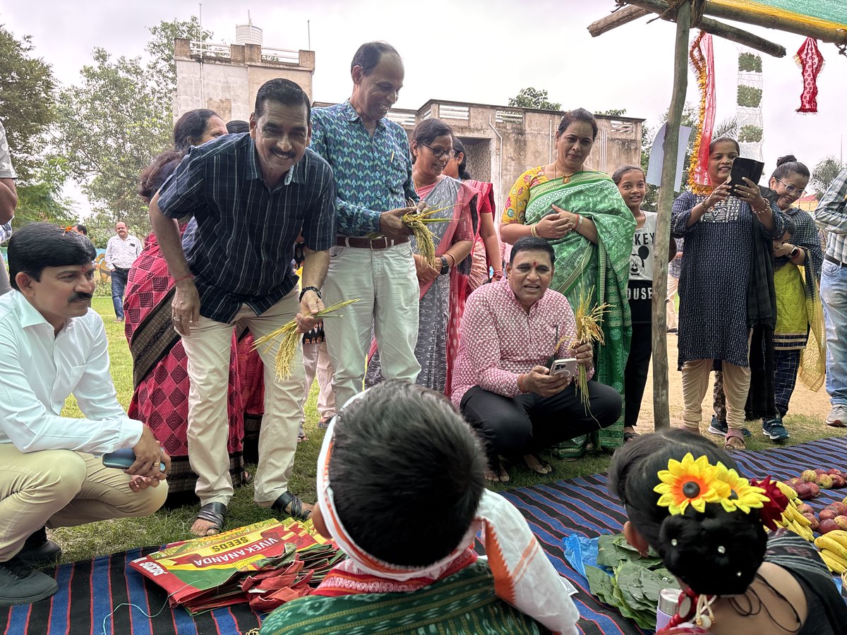 iamdmkrishna's tweet image. କ୍ରୀଷ୍ଣା ବିକାଶ ଫାଷ୍ଟ ସ୍ଟେପ୍, ବରଗଡ଼ନେ ଛୁଆକର ଦ୍ବାରା ଆୟୋଜିତ &apos;ନୂଆଖାଇ ହାଟ&apos; ନେ ଛୁଆକର ଗହକି ଦେଖି ଉସତ ଲାଗଲା ଆରୁ ବୁଝି ହେଲା ଯେ, ଆମର ସଂସ୍କୃତି ଆରୁ ପରମ୍ପରାକେ ବଞ୍ଚେଇ ରଖବାରକେ ଆମର ଆଏବା ପିଢି ପୁରା ତିଆର ଅଛନ।

#krishnavikash #kvgi #krishnavikashfirststep #nukhaihaat #nuakhai #sambalpuri