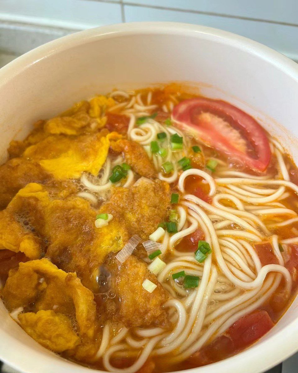 Our bowl is brimming with savory meat and vibrant vegetables, making it a feast for both the eyes and the palate. What toppings would you add? #NoodleBowl #DeliciousEats #FoodInspo
