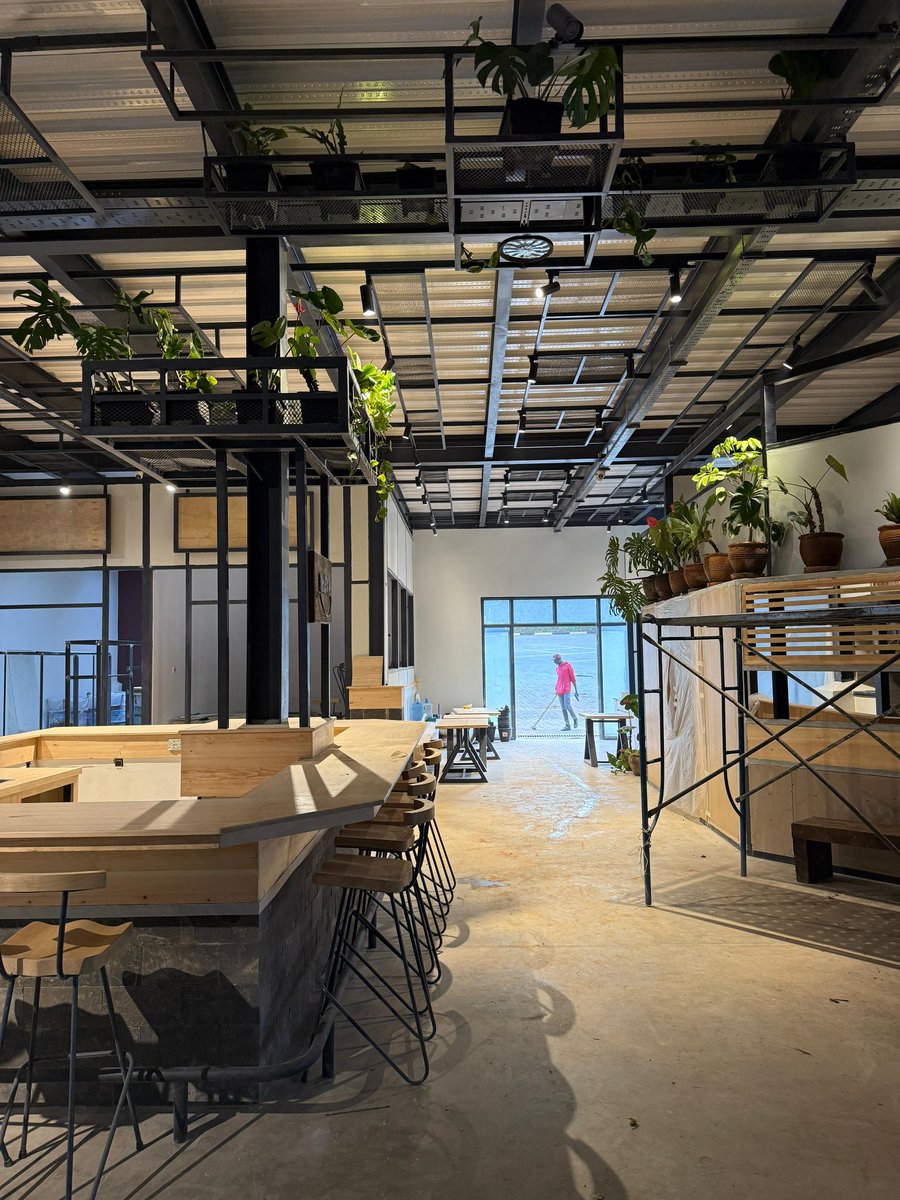 ここまでどうやってケニアのエンジニアと質を担保しながら内装を仕上げてきたのか、もう覚えていない。
ただひとつ確かなのは——
細部に魂を宿す日本の文化を重んじ、残り4%を仕上げること。

ケニア歴15年。気合いと技で乗り切ります。
#チェカ新店舗 まもなくオープン。