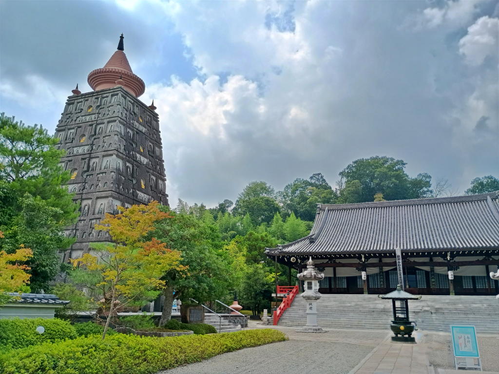 LostZeroStation's tweet photo. 8/26，#妙満寺 を参拝
「鬼太郎誕生 ゲゲゲの謎」
　コラボ御首題を頂きました。😊
　片面1,200円の強気価格です。😂

　鬼太郎の両親が描かれた
　バージョンは品切れでした。

　望月しいなさんの清姫パネルが可愛かった。☺️
#御朱印めぐり  #京都市左京区 https://t.co/IBxeK6PMa9