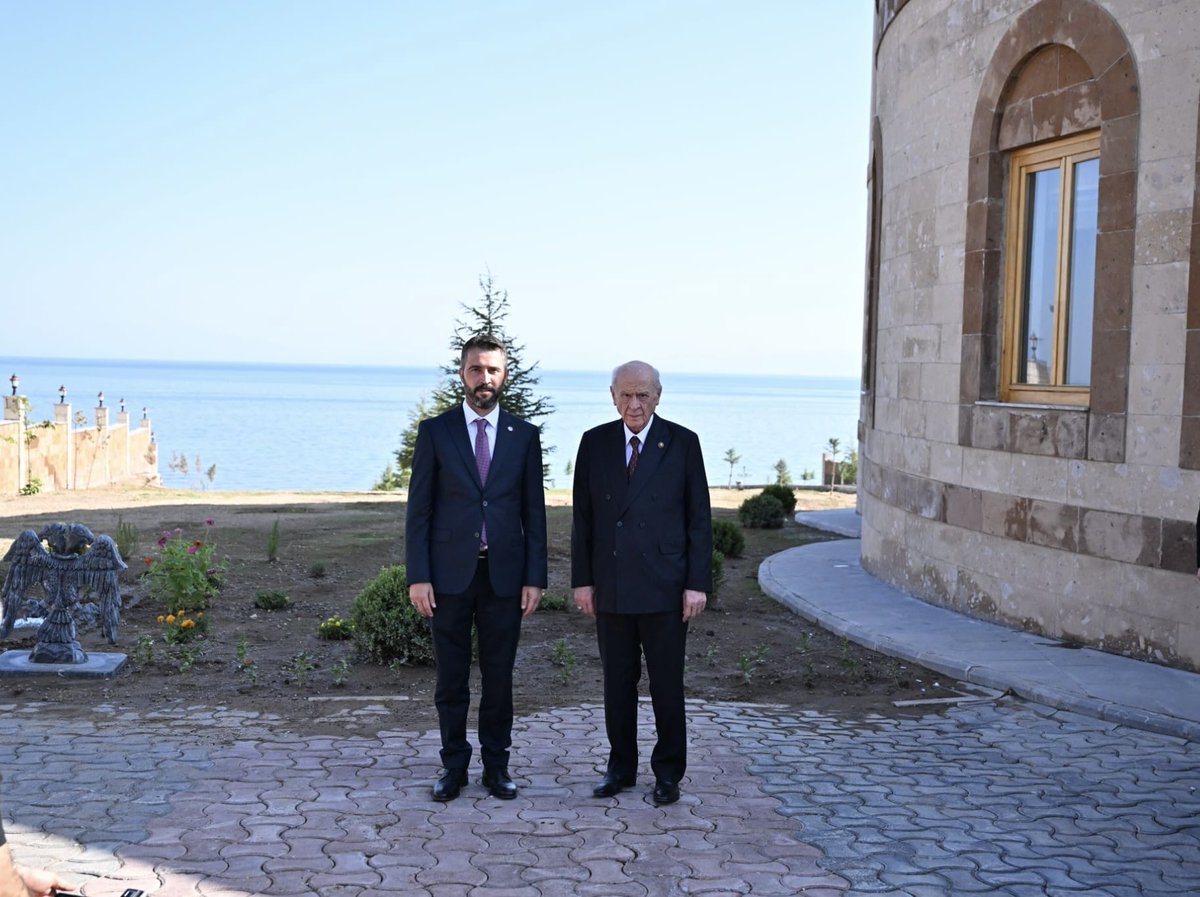 Büyüğümüz, Sayın Genel Başkanımızın,Memleketim olan Ahlat’ta yaptırmış olduğu “Emir Bayındır Yerleşkesi Devletbey Konağı” Bu müstesna eseri memleketimize kazandıran Sayın Genel Başkanımıza şahsım ve memleketim adına şükranlarımı sunuyorum.Allah başımızdan eksik etmesin.