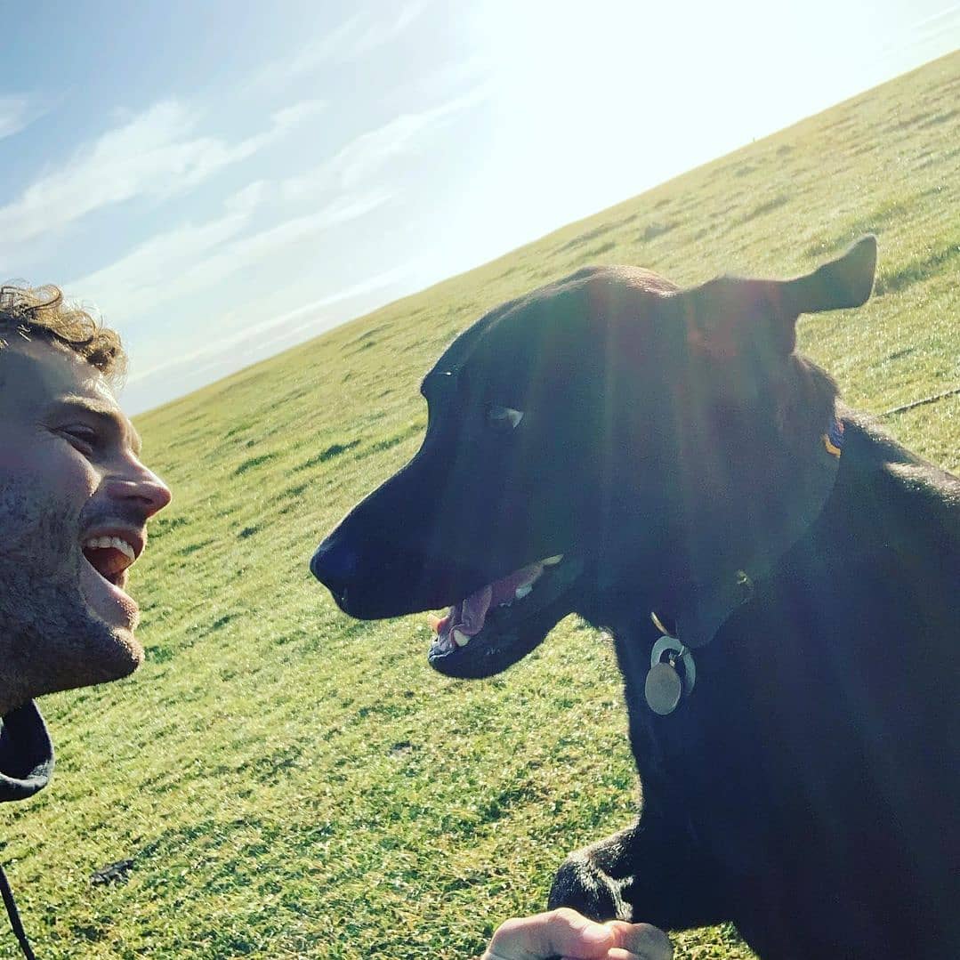 JamieDFanAc's tweet image. Happy Tuesday and Happy #NationalDogDay #JamieDornan #Lenny