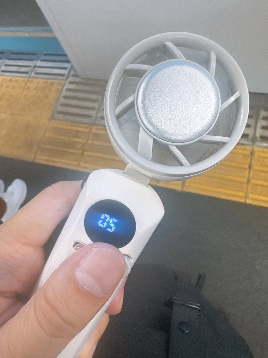 帰る🐸

真ん中冷たいプレートをスイッチオンにするとペトペトしてくる🥺

なんか顔とか首につけたら
ビショビショならないか心配😟

#ハンディファン 
#冷却 
#世界犬の日