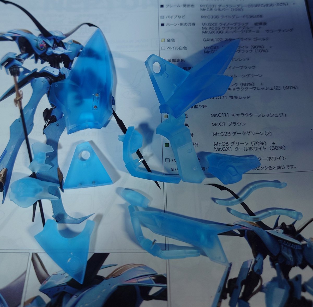 やっとこ腰アーマー類と右脚付属パーツのヤスリ掛け終わった。

今回はクリアのみの仕上げになるので、軸打ちは真鍮ではなく、アルミと接着にしてます。試しにリアアーマーの片方をネオジムに…目立つなぁ…取り外しは楽なんだけどねぇ
