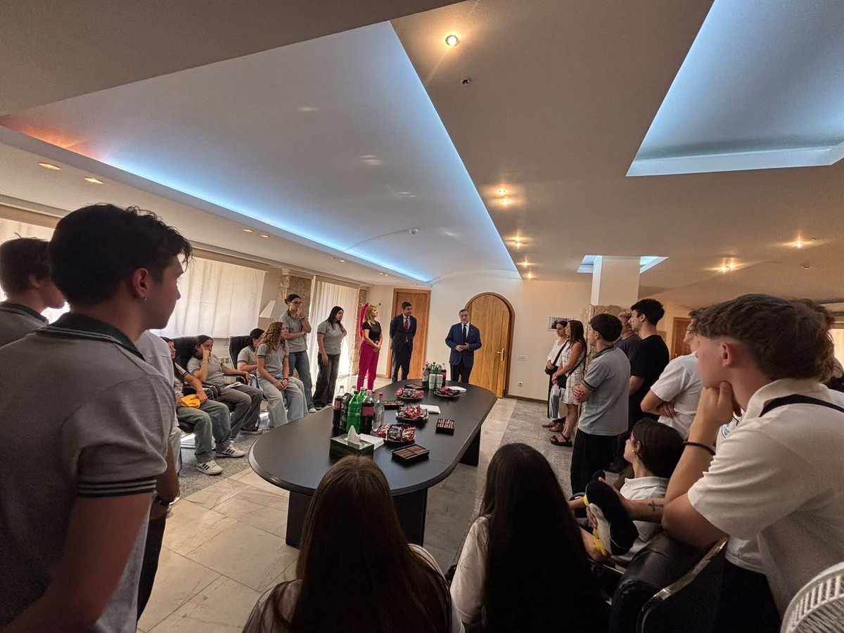 Durante su viaje a Armenia, los alumnos del Instituto Educativo San Gregorio El Iluminador de Buenos Aires visitaron la #Embajadaargentina en #Yerevan, donde fueron recibidos por el Embajador Rafael Enrique Gonzalez Alemán.