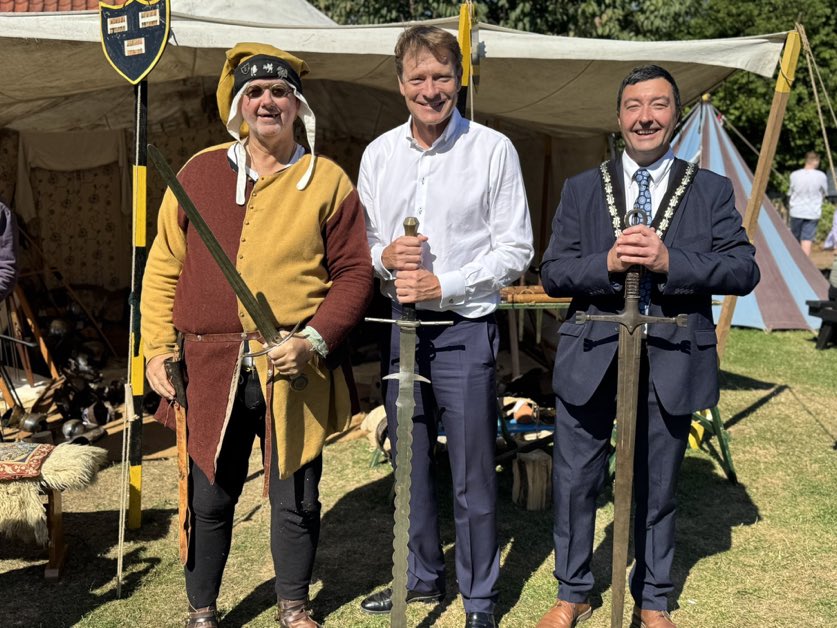 ReformDaily_'s tweet image. 🏰 Richard Tice had a busy Bank Holiday morning at Church Farm, exploring their Medieval Event with the Knights of Skirbeck. 

A fun day celebrating local history while connecting with the community! ⚔️🇬🇧

#ReformUK #CommunityEvents