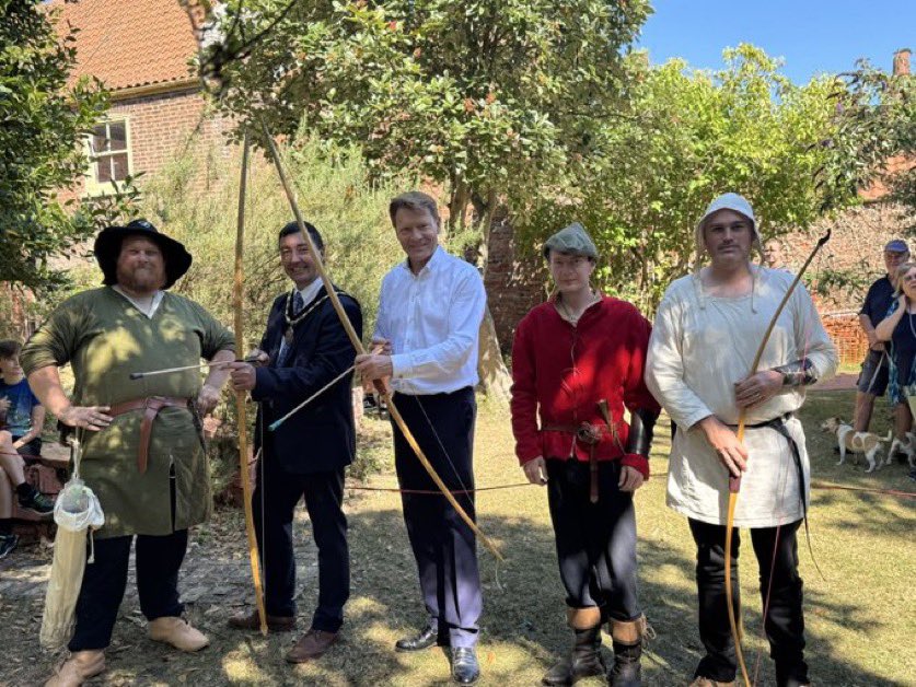 ReformDaily_'s tweet image. 🏰 Richard Tice had a busy Bank Holiday morning at Church Farm, exploring their Medieval Event with the Knights of Skirbeck. 

A fun day celebrating local history while connecting with the community! ⚔️🇬🇧

#ReformUK #CommunityEvents
