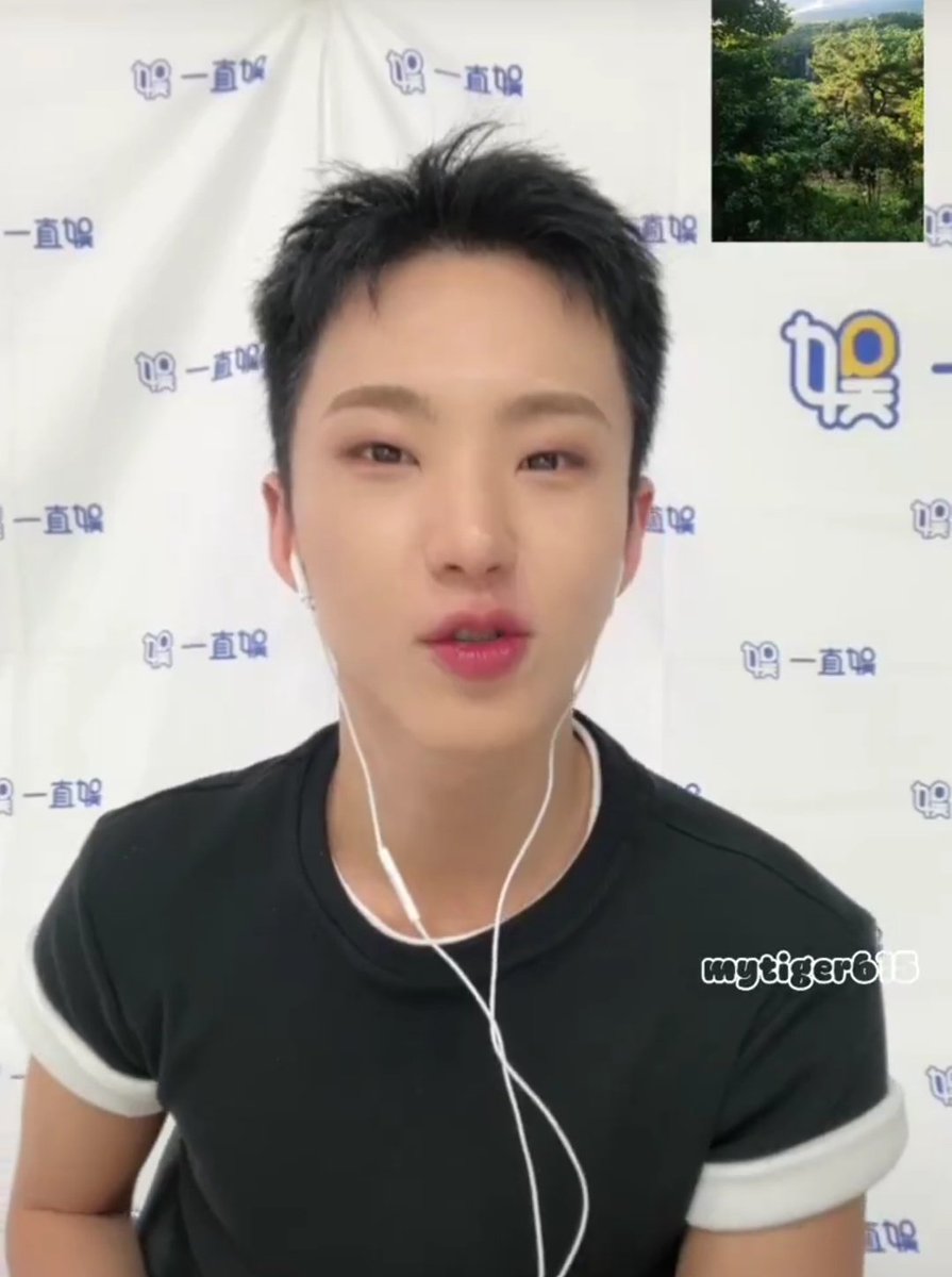 hochy so pouty so smileyyy today