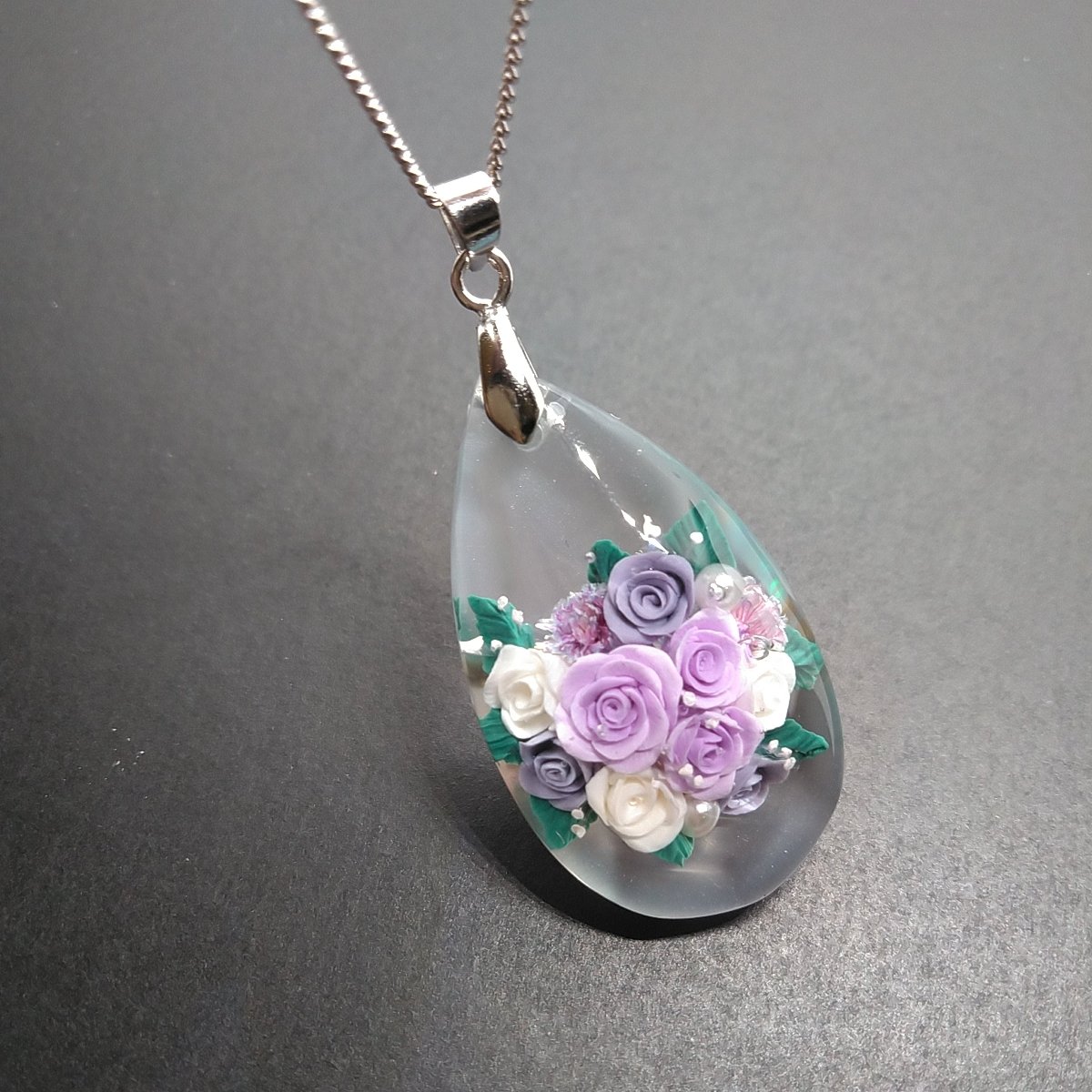 indaramou's tweet photo. 【Dramatic Bouquet　〜紫の楽園〜　レジンペンダント】
画像では分かりにくいですが、僅かにカットの入った形状です💎
#ミニチュアフラワー
#薔薇の花束
#薔薇モチーフ
#アクセサリー
#世界に一つだけの花
↓↓Creema↓↓
 https://t.co/CFh9wGwEmx https://t.co/Dr62bWAZz3