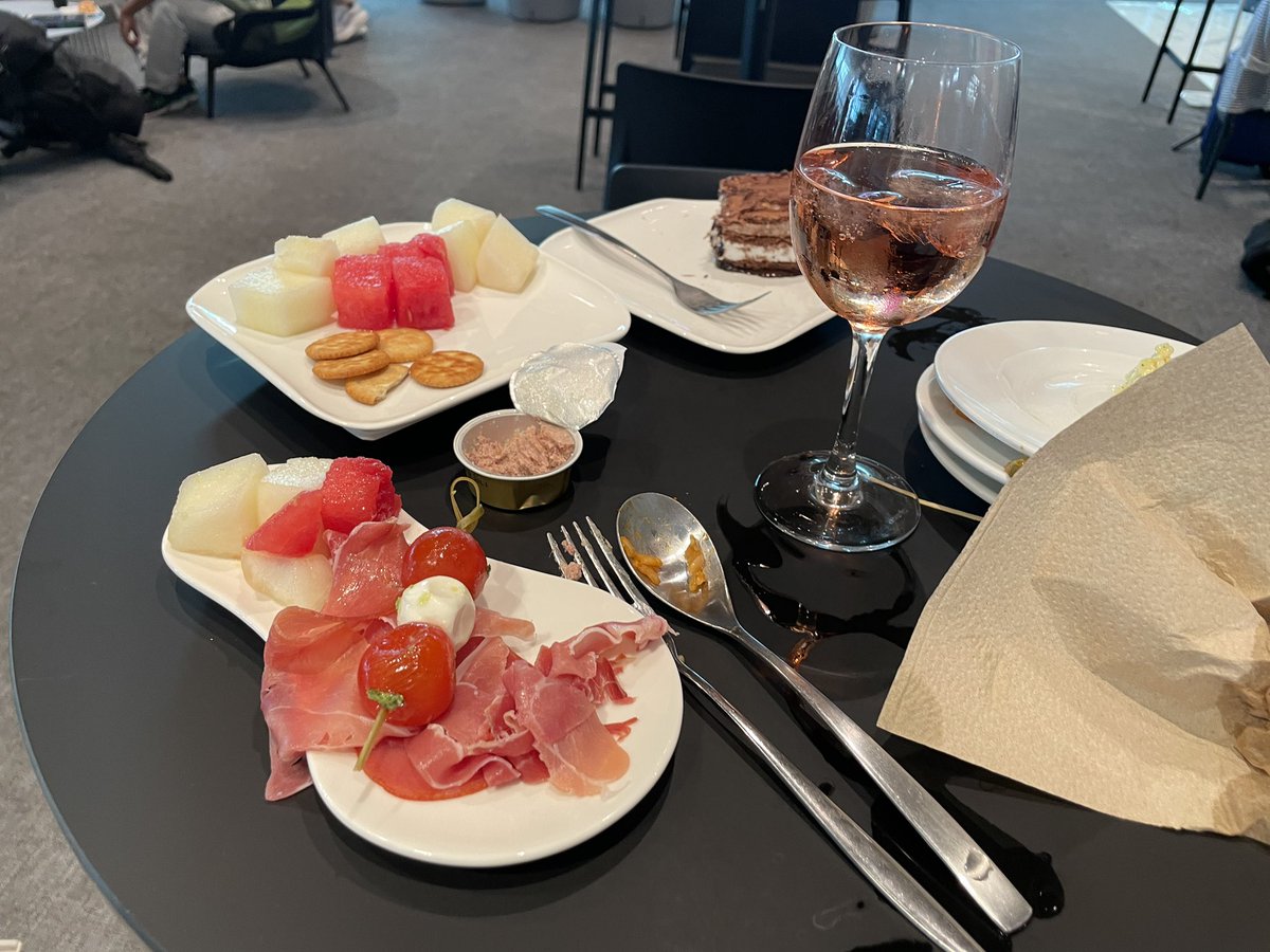 동항 라운지에서 술조지는 중 ㅠ 이제 집간다~~