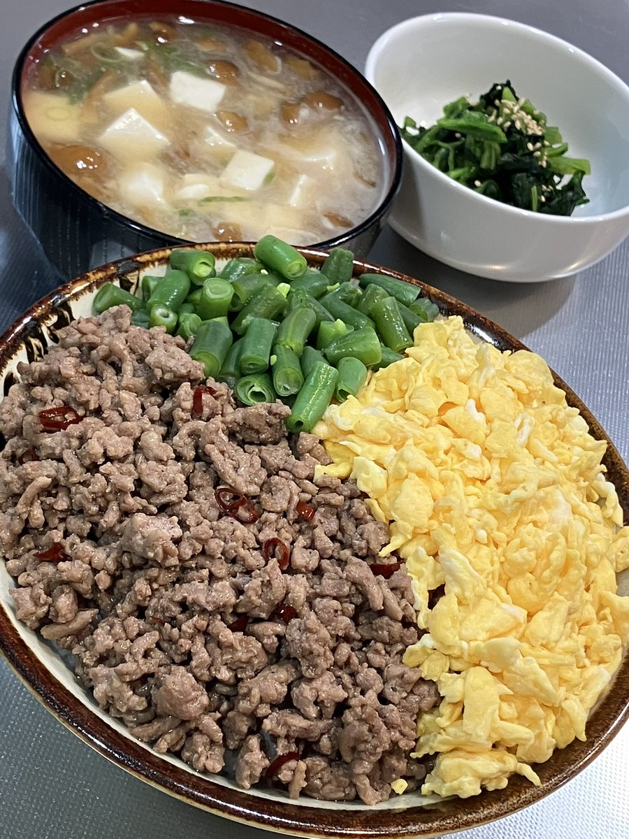 今日は甘ピリ辛そぼろ三色丼定食を食べました。おいしかったです。