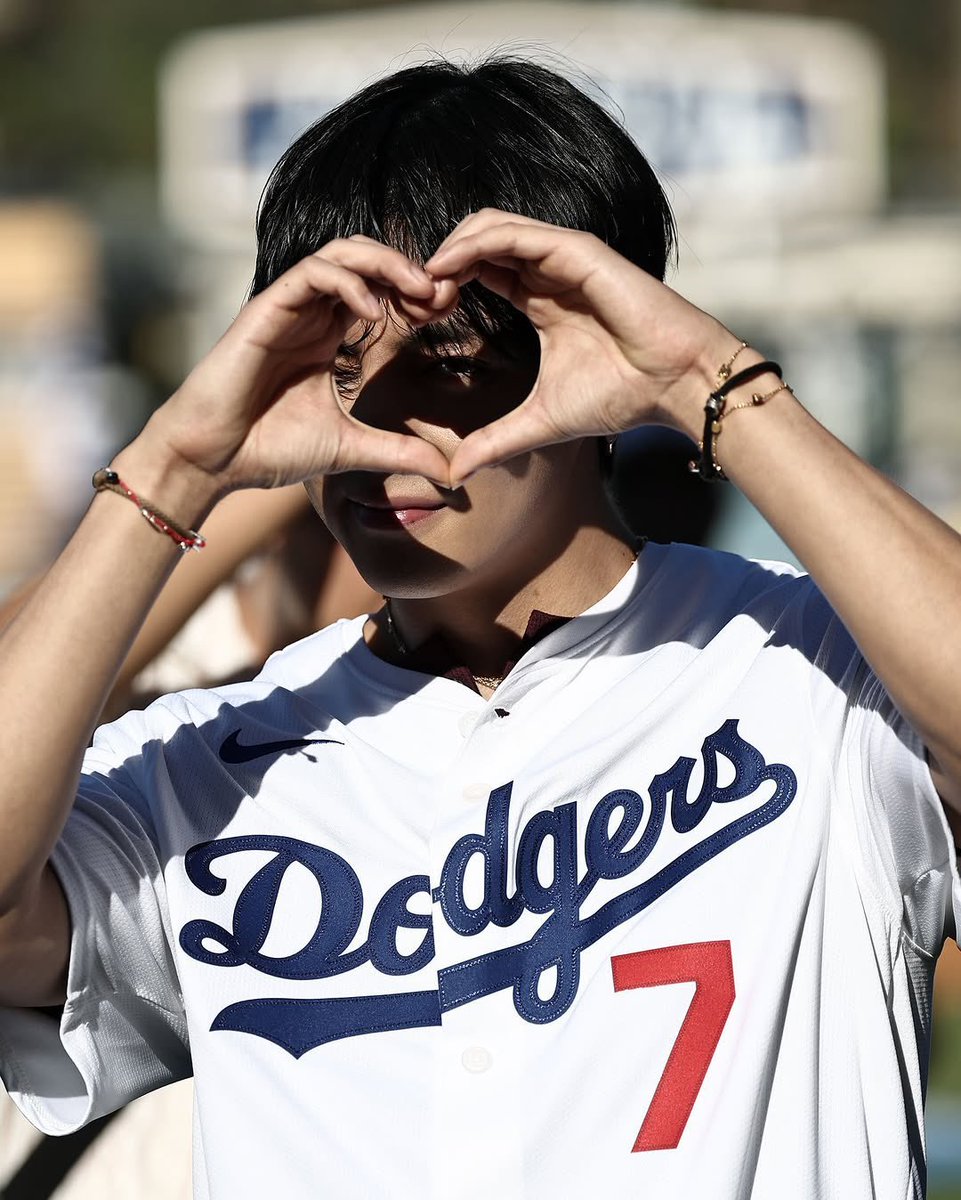 RT &amp; REPLY 

ACE V ON THE MOUND
PITCHER V AT DODGER STADIUM
PROUD OF YOU TAEHYUNG 
TAEHYUNG TAEHYUNG
#VCeremonialFirstPitch
#TaehyungxMLB