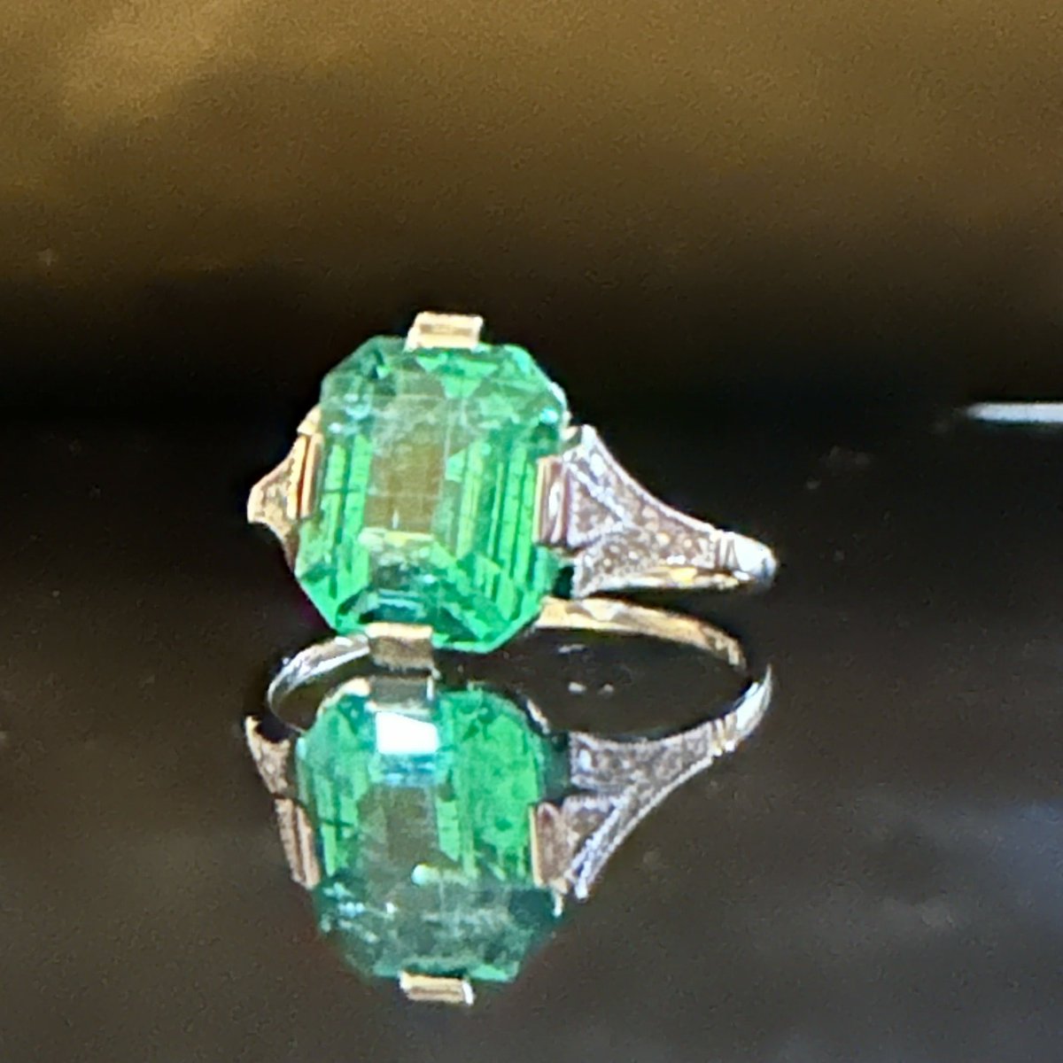 アンティークスタイルのリングの加工を終えてご納品させて頂いたお客様。一度箱にしまったリングをつけて帰ります！ご帰宅されてからも「アイロンかけの時につけて眺めています」作り手としてとても嬉しいです。