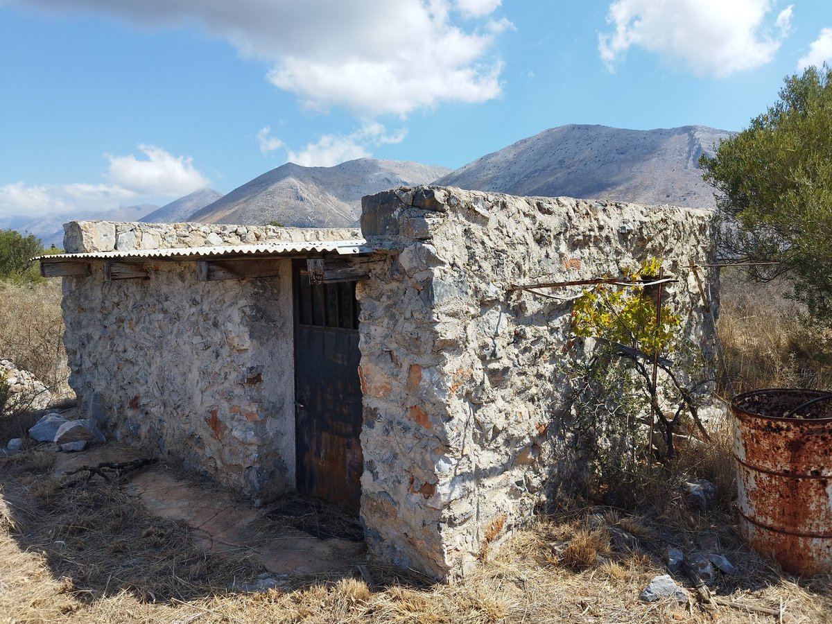 Αποθήκη σε χωράφι. 
Μελέτη - επίβλεψη: ΠτΔ.
Υλοποίηση: ΠτΔ - Αλί.
Διατίθεται ως κατοικία μόνο σε σαρβάιβορς ή ζαιους που αρέσκονται στον  εναλλακτικό αγροτοτουρισμό. (Αποκλείονται οι κονιδοφόροι).
Τιμή: προσωπική εργασία στο χωράφι έναντι ενοικίου.
Μόνο σοβαρές προτάσεις.