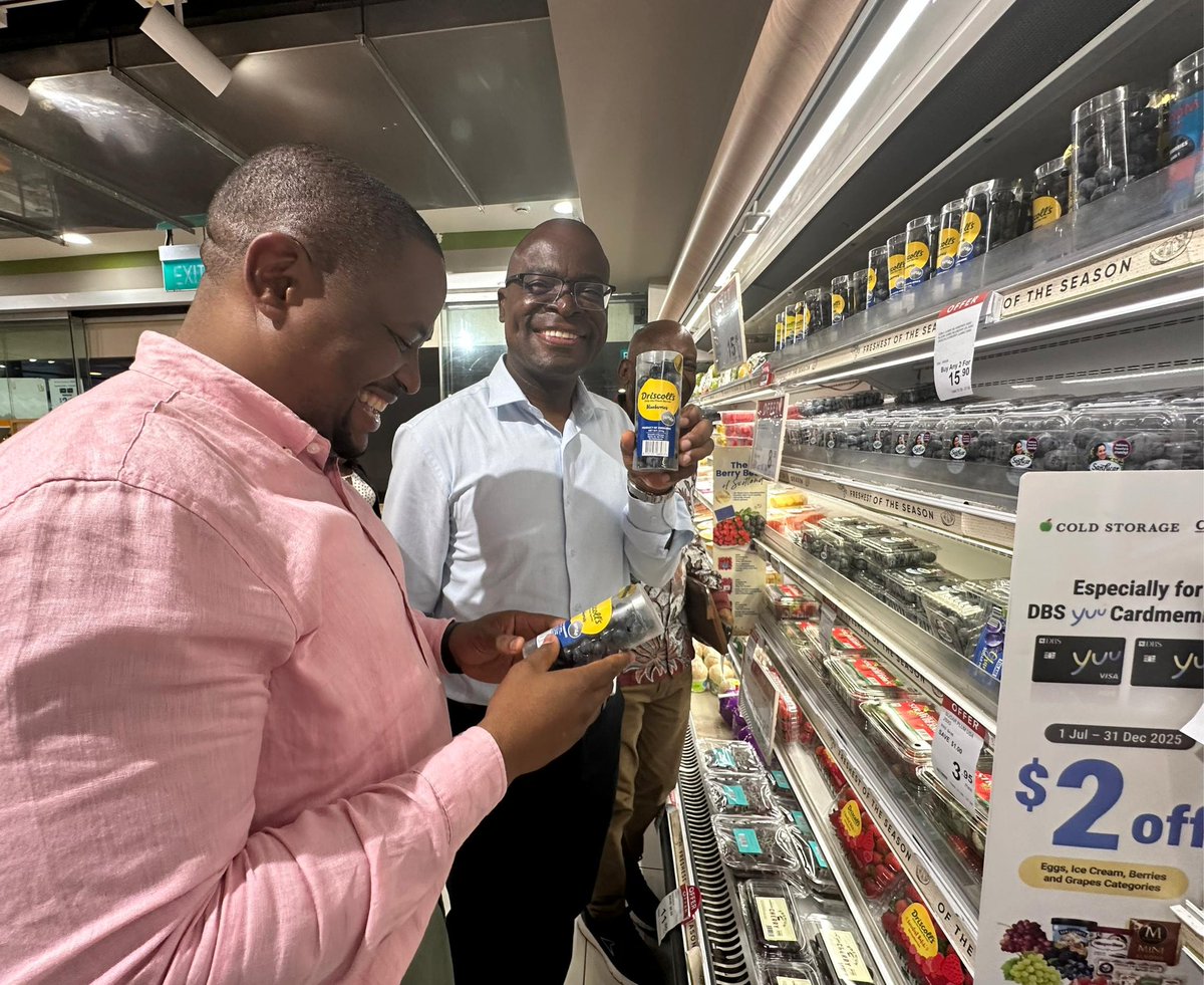 Proud moment for Zimbabwean products 🇿🇼 in Singapore 🇸🇬. 

Today the Minister of <a href="/MoFA_ZW/">Ministry of Foreign Affairs and Int Trade</a>, Hon. Prof. dr. Murwira, took us on a tour of leading retail chains, commending the success of our blueberries that are thriving on the shelves &amp; winning over consumers. We are working with