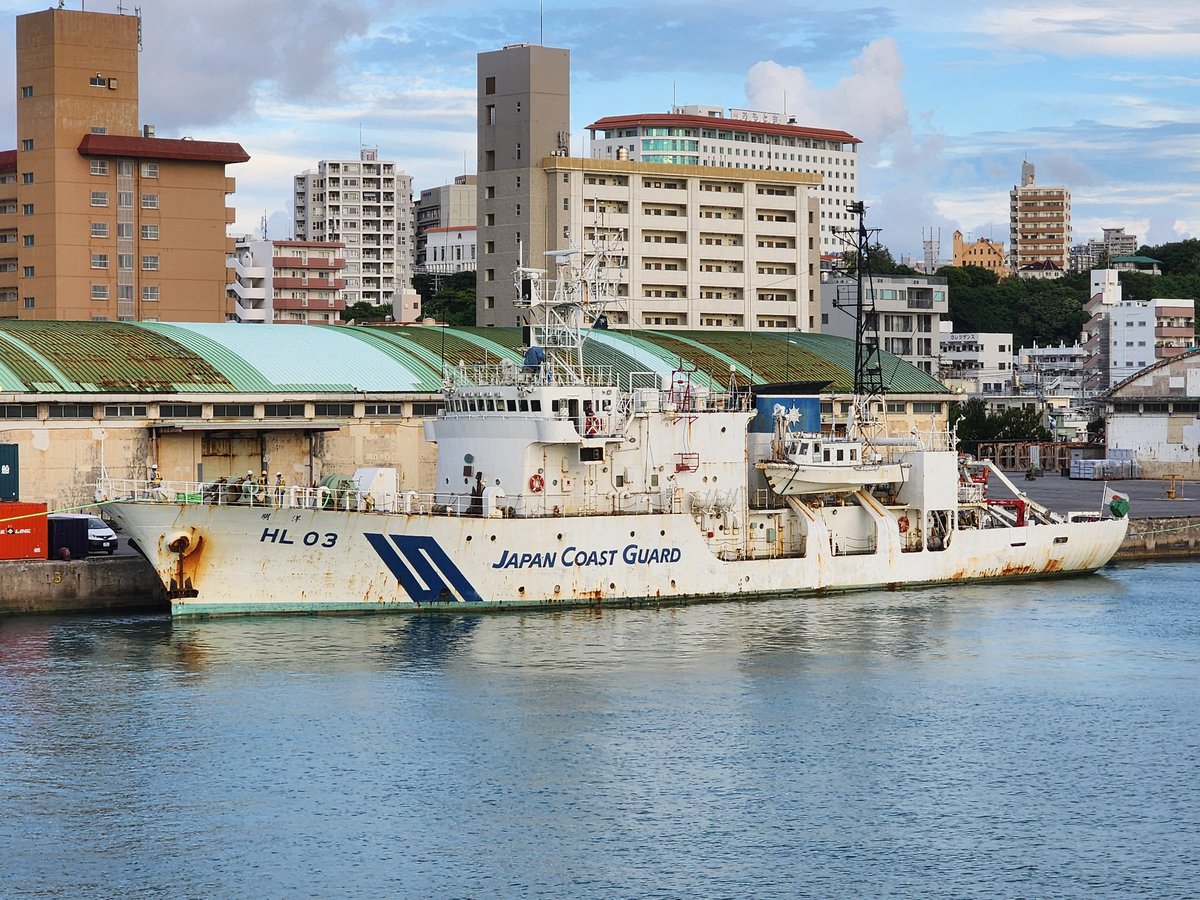 昨年就航した気象庁気象観測船と建造から35年になる海上保安庁測量船の対比が面白い。
