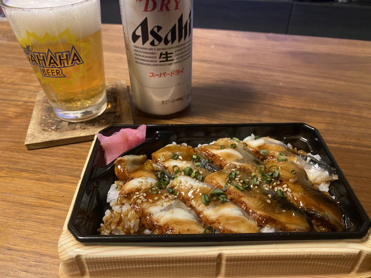 夏休み1日目。どっかで一杯やろうと作戦会議がてら日高屋へ🍺途中寄った本屋さんで面白そうな本買ったら、どうでも良くなって、惣菜屋さんで鰻丼買って今これ。