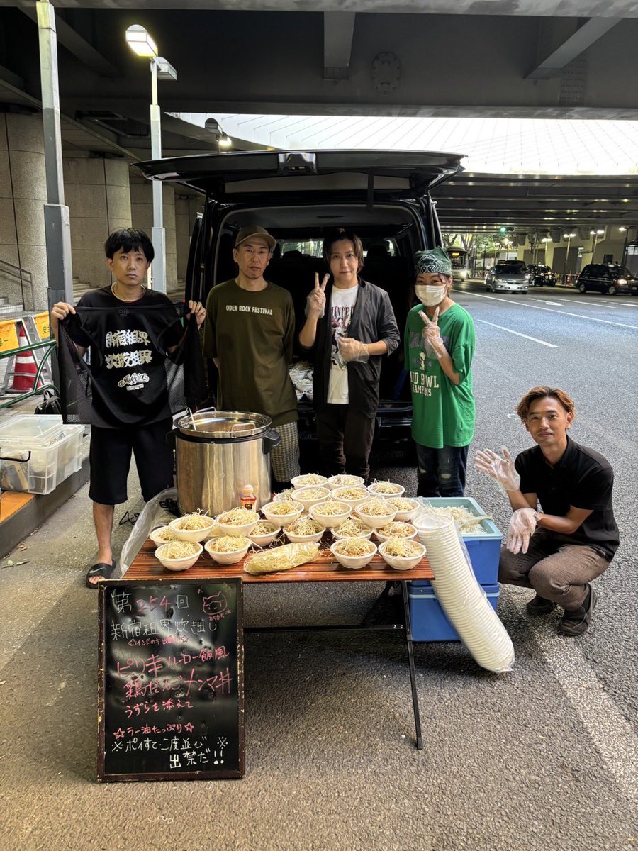 sokai_takidashi's tweet image. 本日の炊き出しはピリ辛ルーロー飯風鶏団子メンマ丼
優しい味付けをしたうずらと鶏団子の丼にピリ辛たれを絡めてごはんが進む逸品に仕上げました!
メンマとネギの食感も良く口いっぱいに頬張るととても美味しかったです!
本日は暑い中でしたが無事配布完了いたしました!