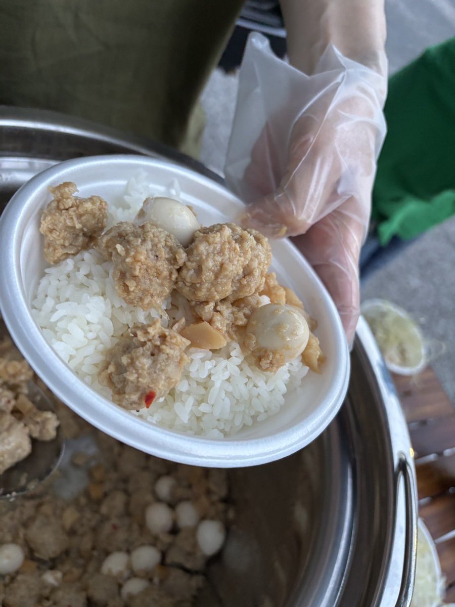 sokai_takidashi's tweet image. 本日の炊き出しはピリ辛ルーロー飯風鶏団子メンマ丼
優しい味付けをしたうずらと鶏団子の丼にピリ辛たれを絡めてごはんが進む逸品に仕上げました!
メンマとネギの食感も良く口いっぱいに頬張るととても美味しかったです!
本日は暑い中でしたが無事配布完了いたしました!