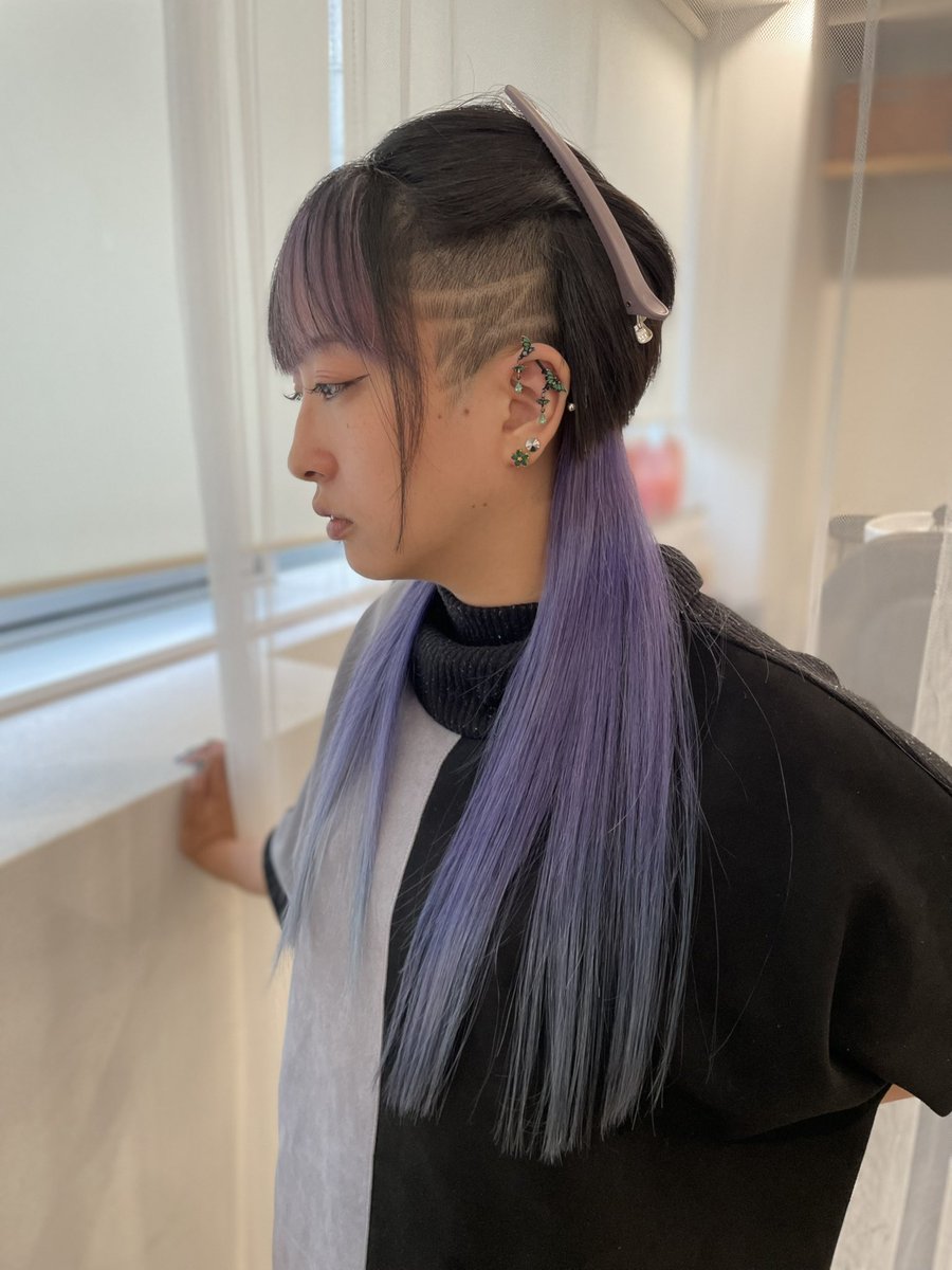 miooolive's tweet photo. JISOOオンニのカラーとNAOKOと迷って青紫色にしたら奇跡のグラデーション誕生日したんだが…？？？？？
ちなみに最後は前髪インナーブリーチをしたらイワトビペンギンになった我也 https://t.co/TBDDUkiyzm