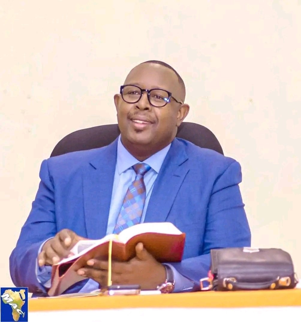semavumba's tweet photo. Munfashe gukeza Intumwa y Imana Isidore MBAYAHAGA kuba ari mubatowe n'abenegihugu ku mutumba #Gihinga...
#Umunyoni https://t.co/a91g92CCSz