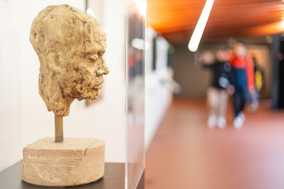 PalauGuell's tweet photo. 🖼️ Visita a les golfes del Palau l'exposició «Obres de la col·lecció de la Fundació Güell». 
Podràs veure 🤩 una selecció de peces d'aquesta col·lecció d’art contemporani, exposada en un espai singular molt lligat a la família Güell.  
 https://t.co/ukz86OpJqX
@CulturaDIBA @diba https://t.co/GgMFbTeg71
