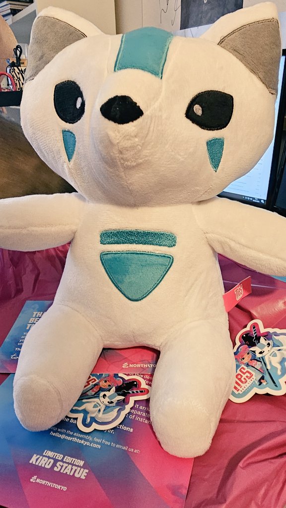 OMG 😍😍😍
¡La estatua y peluche de KIRO son preciosos! Son parte de las recompensas de la campaña de Kickstarter de TIES: SOUL LINK, que ya están enviando a l@s backers.

El juego saldrá el año que viene 👇