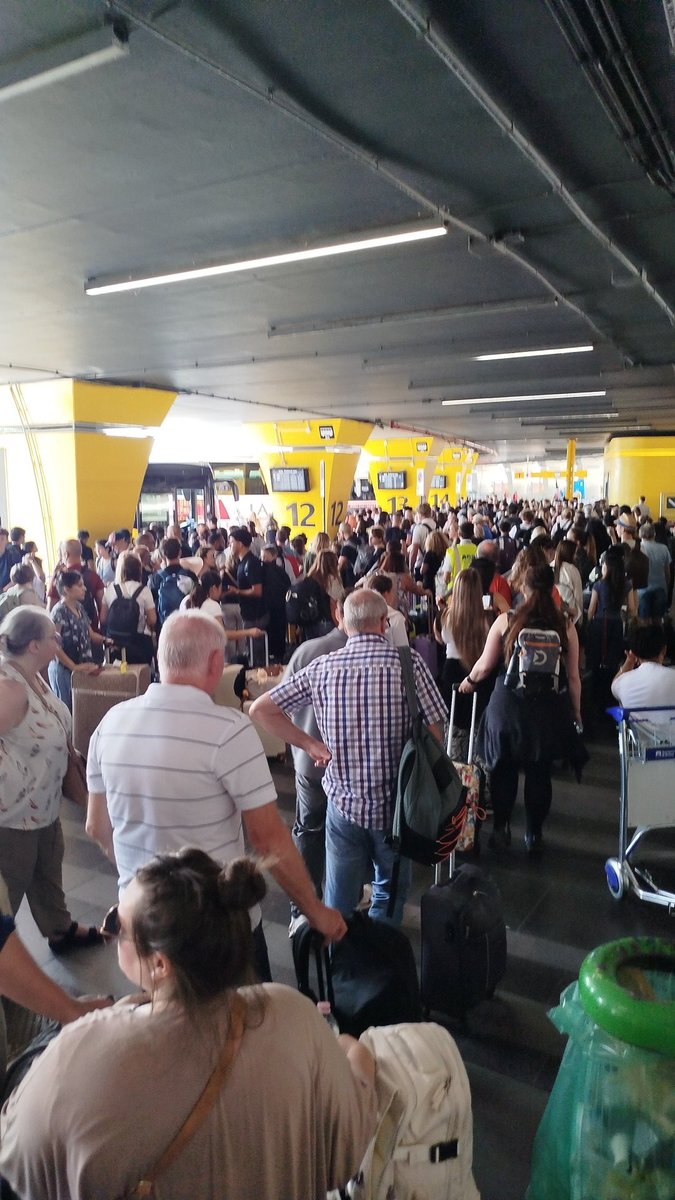 Fiumicino Aeroporto. In quale giorno renderemo i trasporti in Italia più resilienti alle emergenze? Questo è il risultato di tre treni cancellati, un disagio per migliaia (letteralmente) di persone.
#rome #romeairport