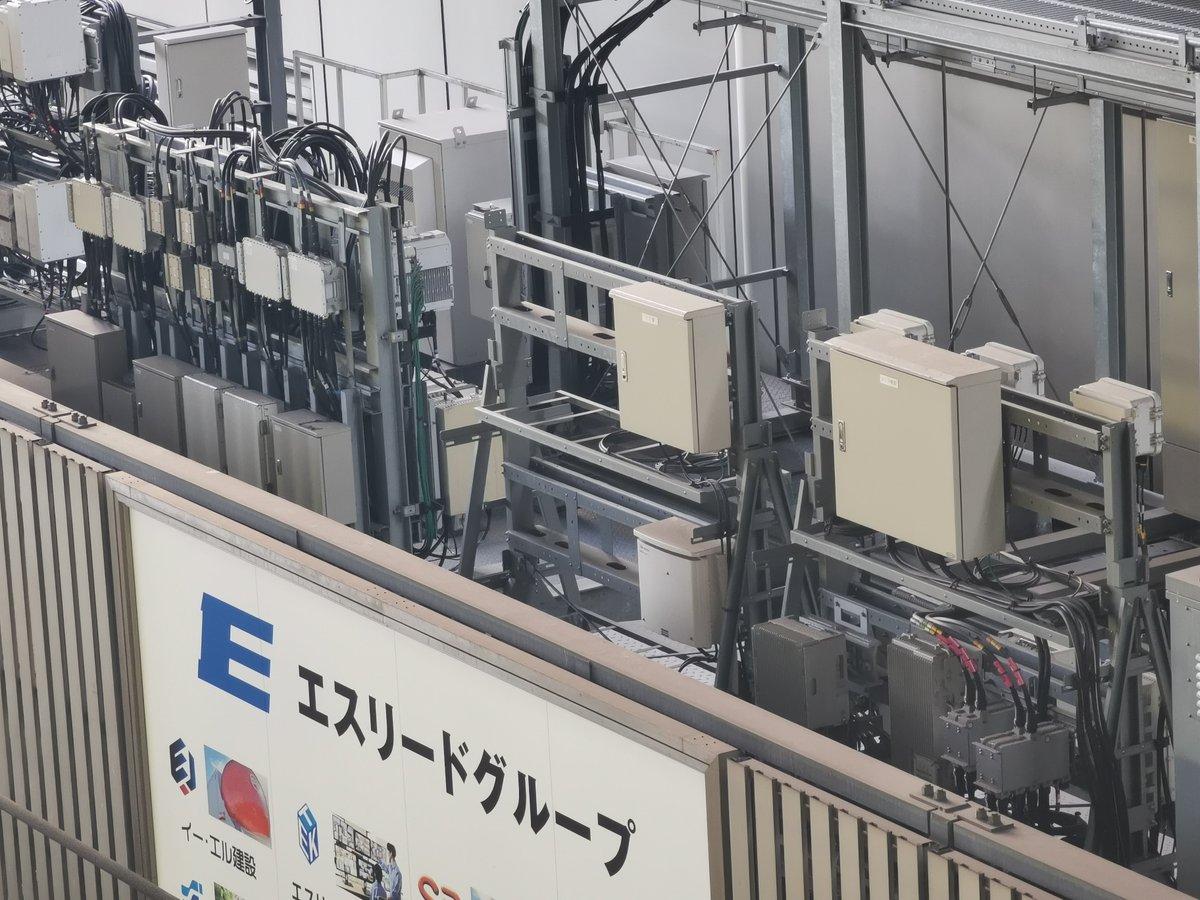 denpa893's tweet photo. 大阪駅の基地局万博は終わりませんね https://t.co/b7YC6HppR5