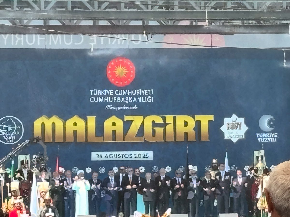 MALAZGIRT ZAFERİNİN 954.YIL DÖNÜMÜNÜ
SULTAN MUHAMMED ALPARSLAN'IN DUASIYLA ANALIM.

" YA RABBİ SANA TEVEKKÜL EDİYOR, AZAMETİN KARŞISINDA YÜZÜMÜ YERE SÜRÜYOR VE SENİN UĞRUNDA CİHAD EDİYORUM. YA RABBİ NİYETİM HALİSTIR. BANA YARDIM ET; SÖZLERİMDE HİLAF  VARSA BENİ KAHRET."
