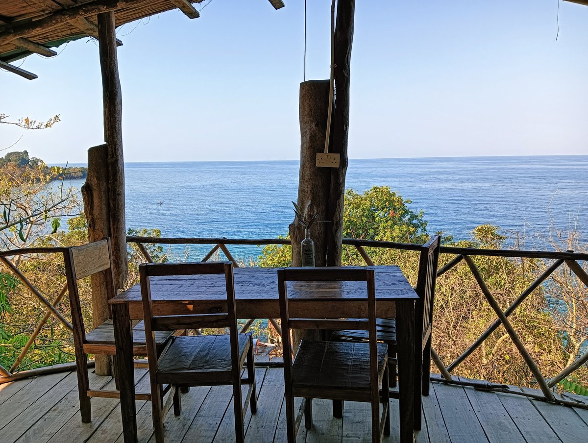 exitworker's tweet image. タンザニアに入ったらなぜかXにログイン不能に。埃だらけの茶色がかった国を5日かけてバスで走り抜け、隣国のマラウイ湖ほとりの街カタベイの宿へ。Xも復旧し、新鮮な空気と透明な青い湖水に癒やされる。#アフリカ縦断　#マラウイ